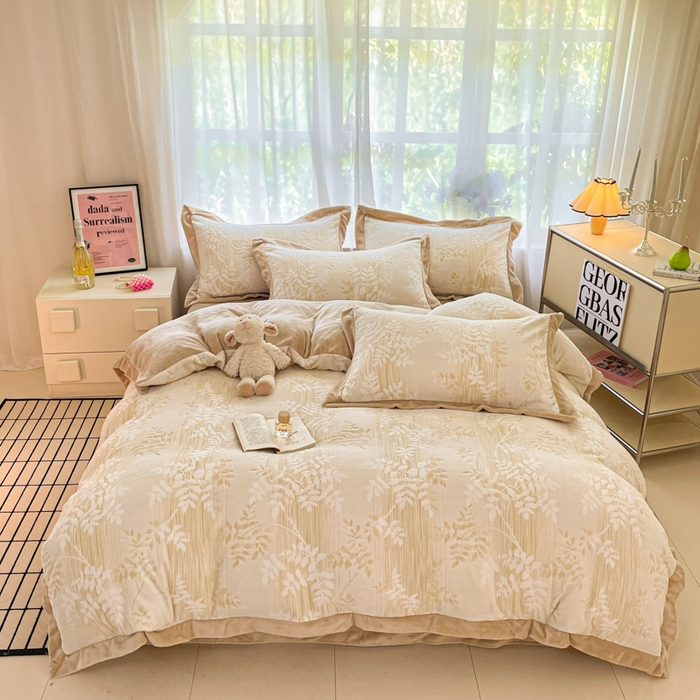 91家纺网 家纺一手货源 找家纺 言一 2025新款A类全消光超柔260G立体雕花牛奶绒加厚法式宽边四件套 花间清梦-卡其