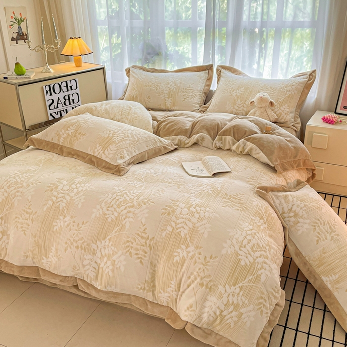 91家纺网 家纺一手货源 找家纺 言一 2025新款A类全消光超柔260G立体雕花牛奶绒加厚法式宽边四件套 花间清梦-卡其