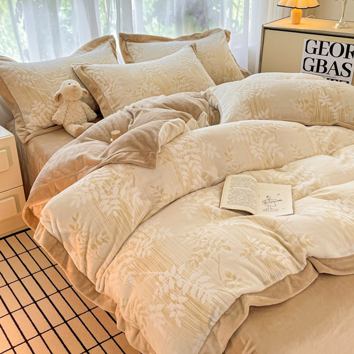 91家纺网 家纺一手货源 找家纺 言一 2025新款A类全消光超柔260G立体雕花牛奶绒加厚法式宽边四件套 花间清梦-卡其