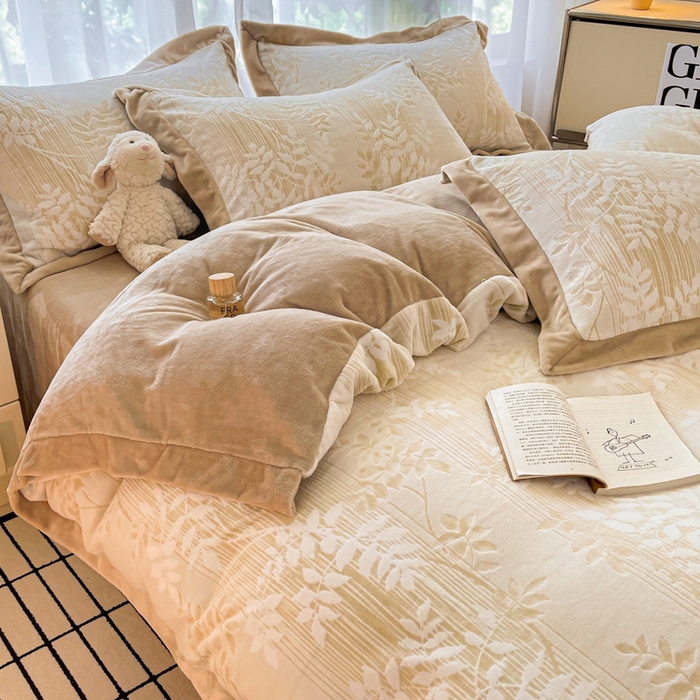 91家纺网 家纺一手货源 找家纺 言一 2025新款A类全消光超柔260G立体雕花牛奶绒加厚法式宽边四件套 花间清梦-卡其