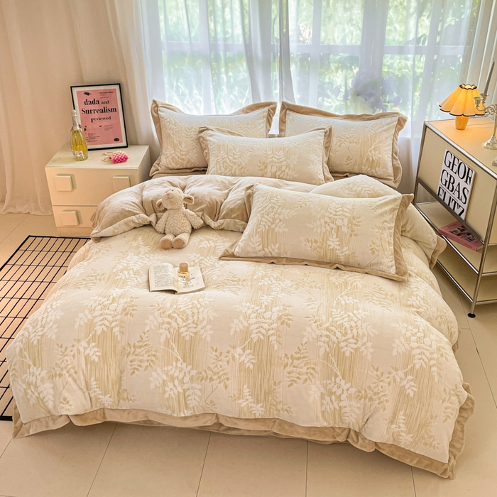 91家纺网 家纺一手货源 找家纺 言一 2025新款A类全消光超柔260G立体雕花牛奶绒加厚法式宽边四件套 花间清梦-卡其