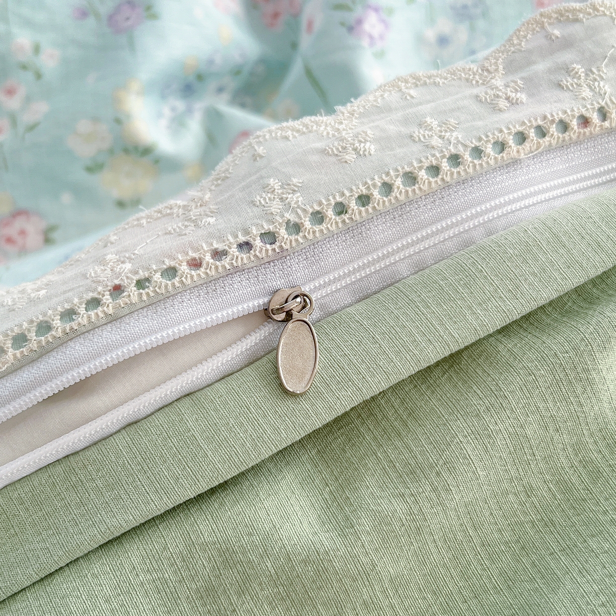 91家纺网 家纺一手货源 找家纺 赫然家纺 2026新款云感皱皱双层纱法式镂空全棉花边款单被套 花开半夏