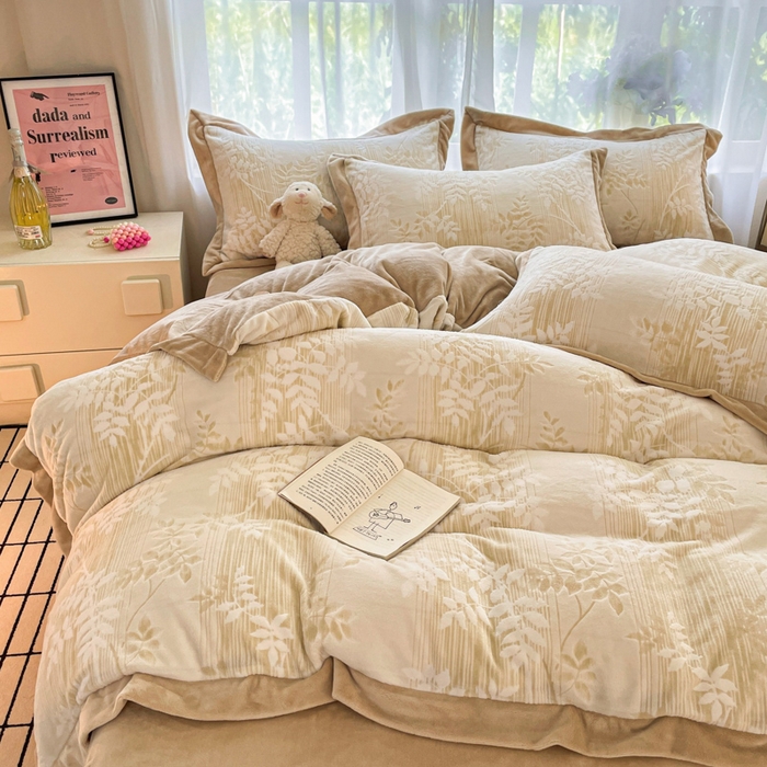 91家纺网 家纺一手货源 找家纺 言一 2025新款A类全消光超柔260G立体雕花牛奶绒加厚法式宽边四件套 花间清梦-卡其