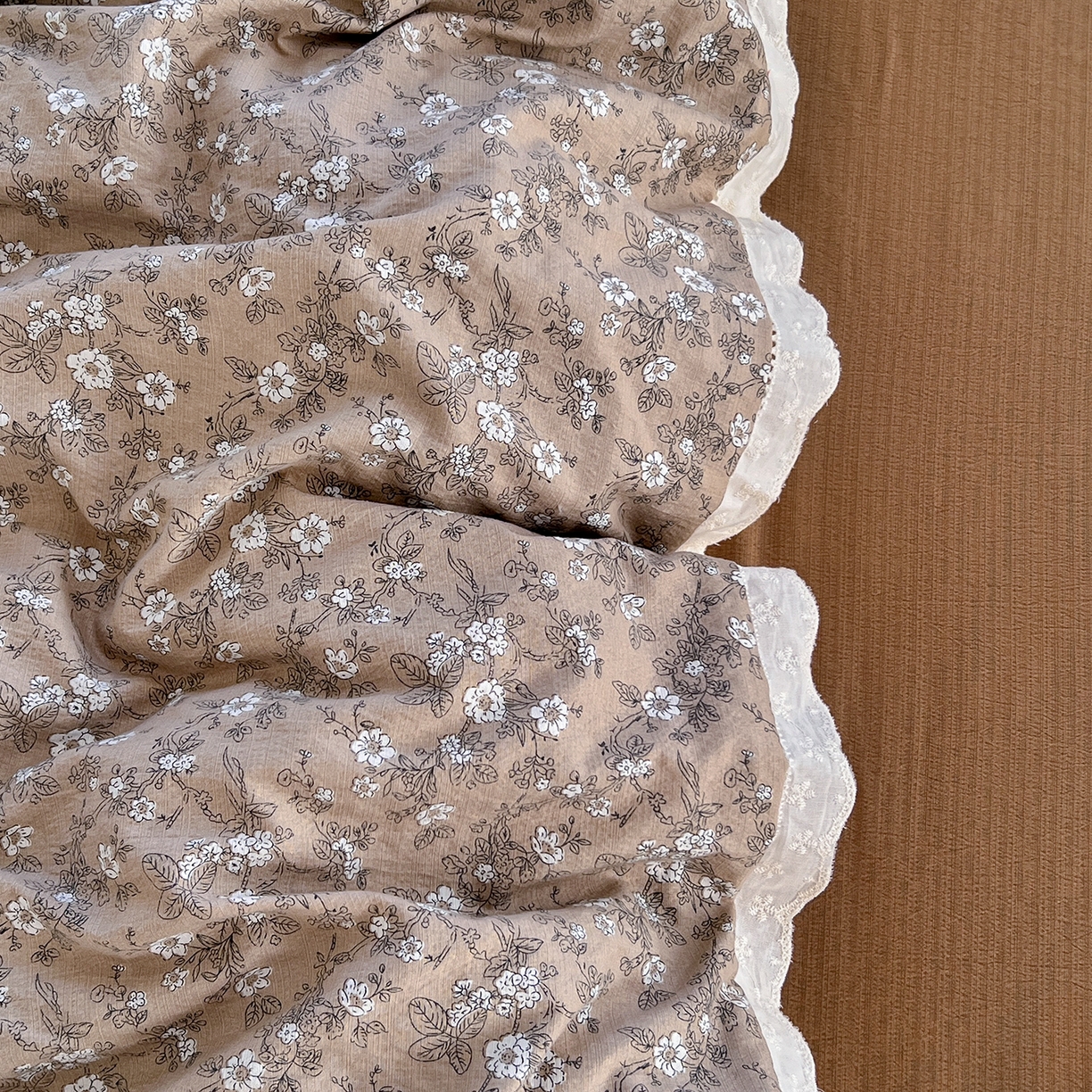 91家纺网 家纺一手货源 找家纺 赫然家纺 2026新款云感皱皱双层纱法式镂空全棉花边款单被套 幸福相约