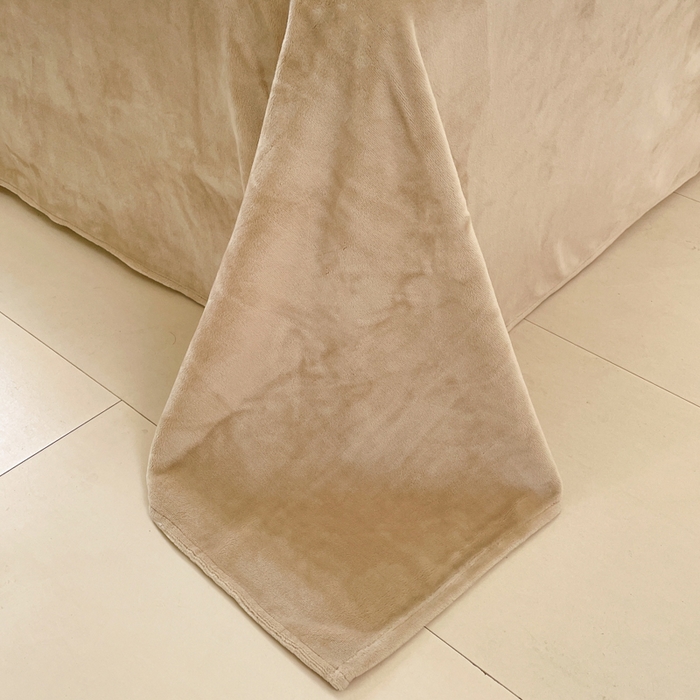 91家纺网 家纺一手货源 找家纺 言一 2025新款A类全消光超柔260G立体雕花牛奶绒加厚法式宽边四件套 花间清梦-卡其