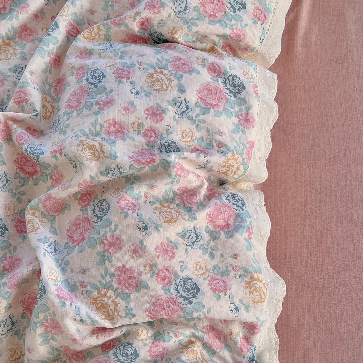 91家纺网 家纺一手货源 找家纺 赫然家纺 2026新款云感皱皱双层纱法式镂空全棉花边款单被套 陌上花开