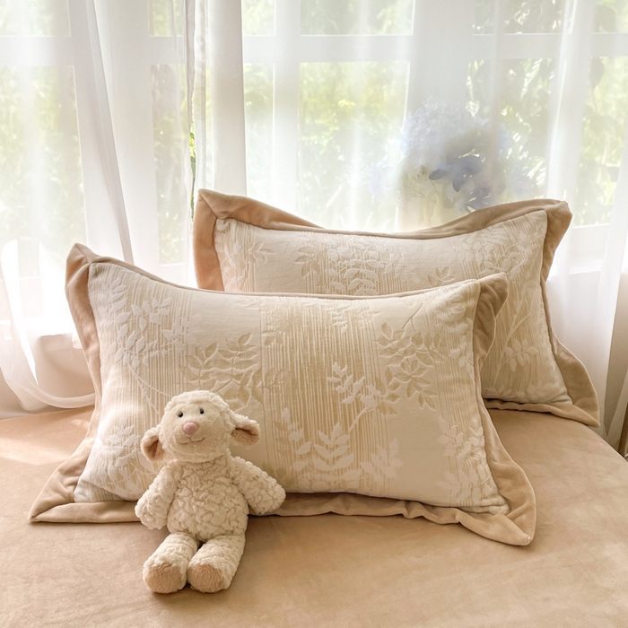 91家纺网 家纺一手货源 找家纺 言一 2025新款A类全消光超柔260G立体雕花牛奶绒加厚法式宽边四件套 花间清梦-卡其