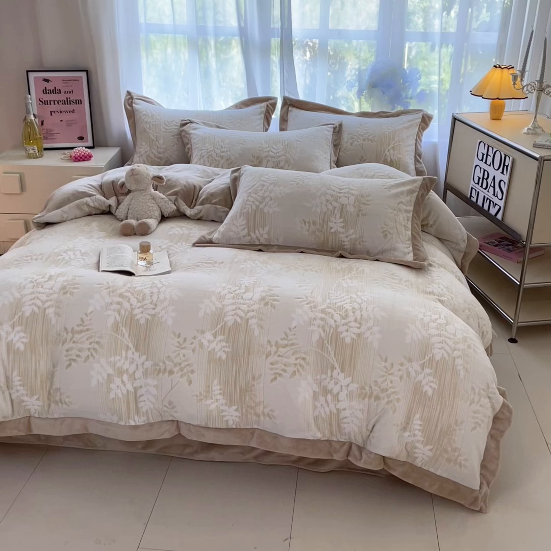 91家纺网 家纺一手货源 找家纺 言一 2025新款A类全消光超柔260G立体雕花牛奶绒加厚法式宽边四件套 花间清梦-卡其