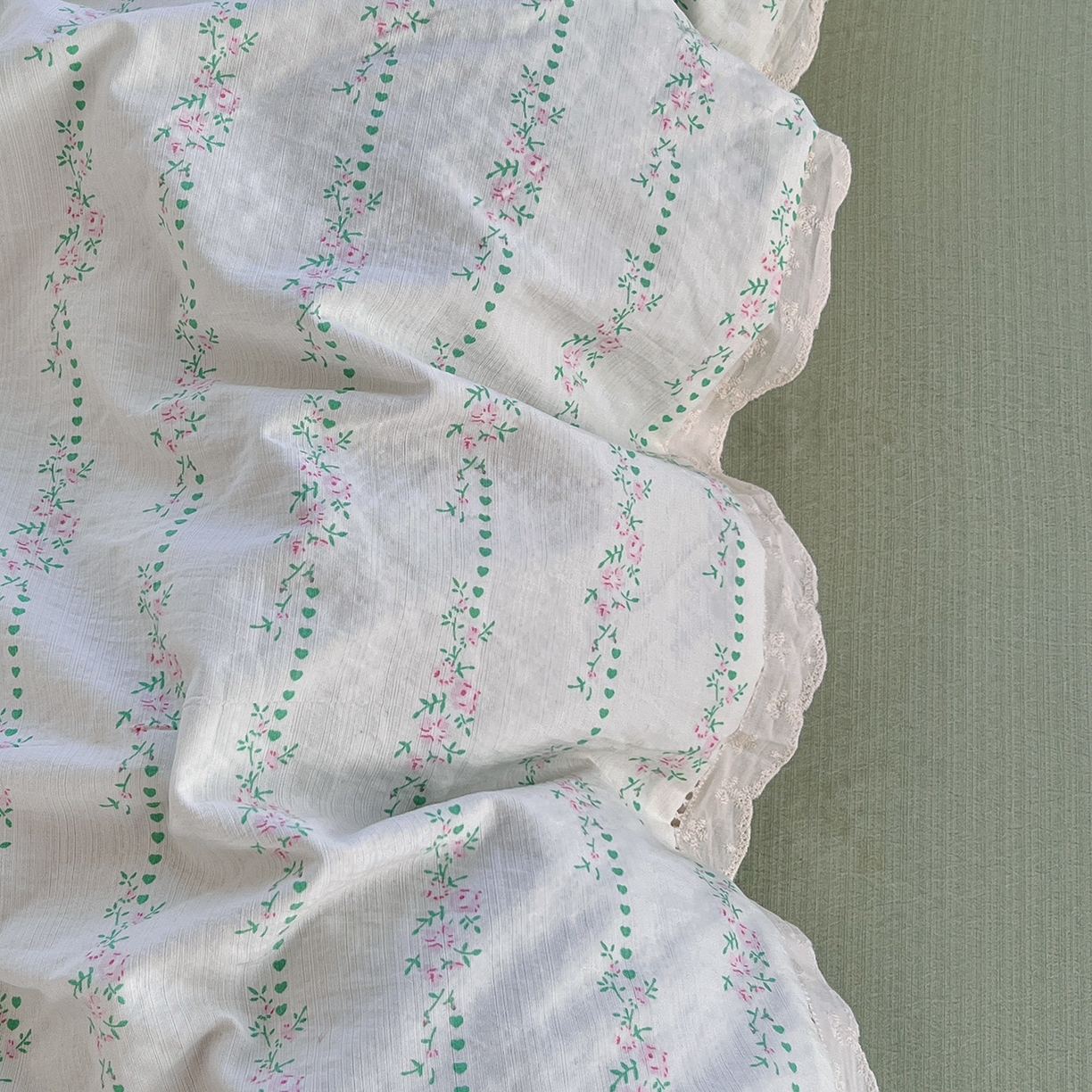 91家纺网 家纺一手货源 找家纺 赫然家纺 2026新款云感皱皱双层纱法式镂空全棉花边款单被套 怦然心动