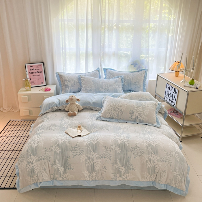 91家纺网 家纺一手货源 找家纺 言一 2025新款A类全消光超柔260G立体雕花牛奶绒加厚法式宽边四件套 花间清梦-蓝