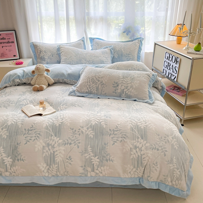 91家纺网 家纺一手货源 找家纺 言一 2025新款A类全消光超柔260G立体雕花牛奶绒加厚法式宽边四件套 花间清梦-蓝