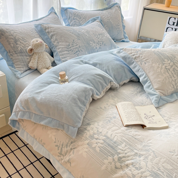 91家纺网 家纺一手货源 找家纺 言一 2025新款A类全消光超柔260G立体雕花牛奶绒加厚法式宽边四件套 花间清梦-蓝