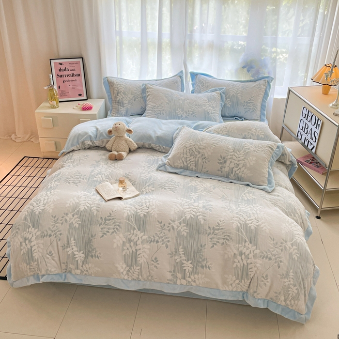 91家纺网 家纺一手货源 找家纺 言一 2025新款A类全消光超柔260G立体雕花牛奶绒加厚法式宽边四件套 花间清梦-蓝