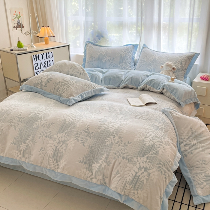 91家纺网 家纺一手货源 找家纺 言一 2025新款A类全消光超柔260G立体雕花牛奶绒加厚法式宽边四件套 花间清梦-蓝