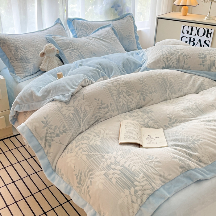 91家纺网 家纺一手货源 找家纺 言一 2025新款A类全消光超柔260G立体雕花牛奶绒加厚法式宽边四件套 花间清梦-蓝