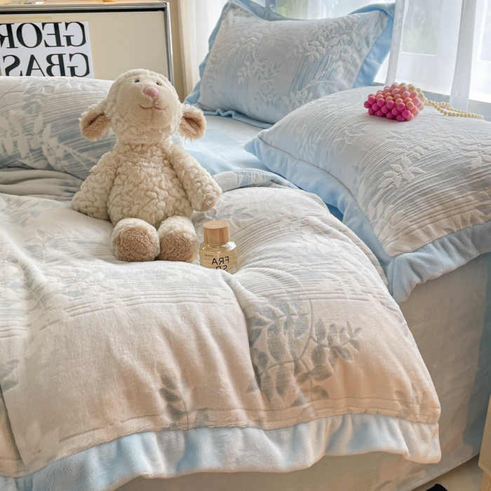 91家纺网 家纺一手货源 找家纺 言一 2025新款A类全消光超柔260G立体雕花牛奶绒加厚法式宽边四件套 花间清梦-蓝