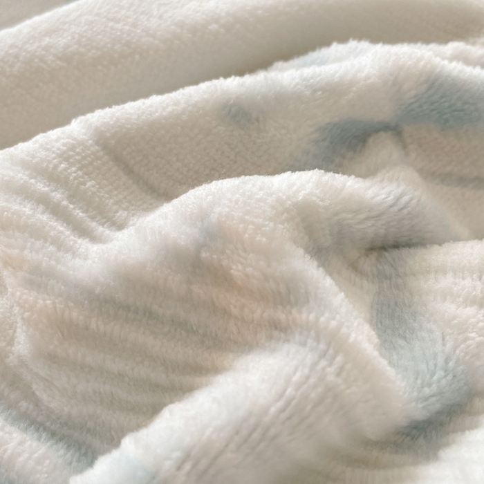 91家纺网 家纺一手货源 找家纺 言一 2025新款A类全消光超柔260G立体雕花牛奶绒加厚法式宽边四件套 花间清梦-蓝