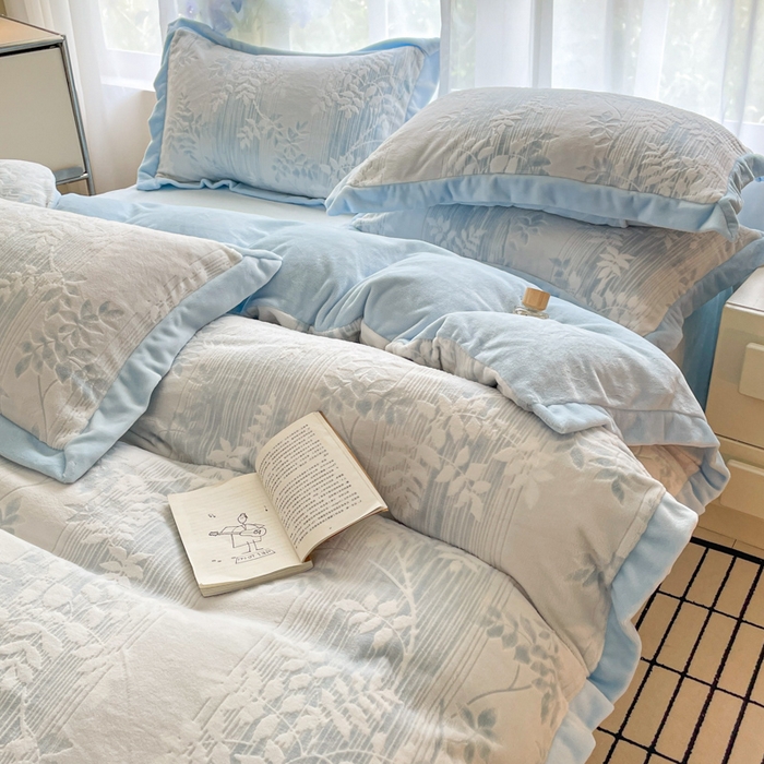 91家纺网 家纺一手货源 找家纺 言一 2025新款A类全消光超柔260G立体雕花牛奶绒加厚法式宽边四件套 花间清梦-蓝