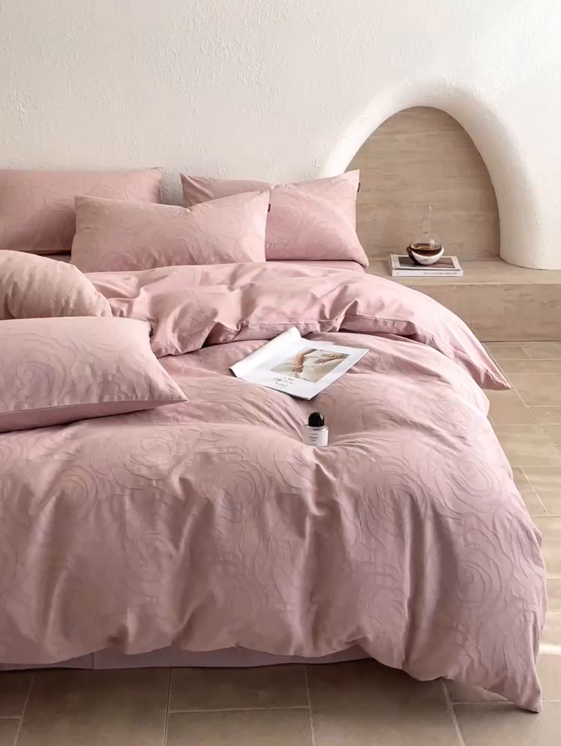 91家纺网 家纺一手货源 找家纺 宜代光年 2025新款全棉色织水洗棉大提花四件套（第一批）夜未央-粉