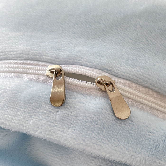 91家纺网 家纺一手货源 找家纺 言一 2025新款A类全消光超柔260G立体雕花牛奶绒加厚法式宽边四件套 花间清梦-蓝