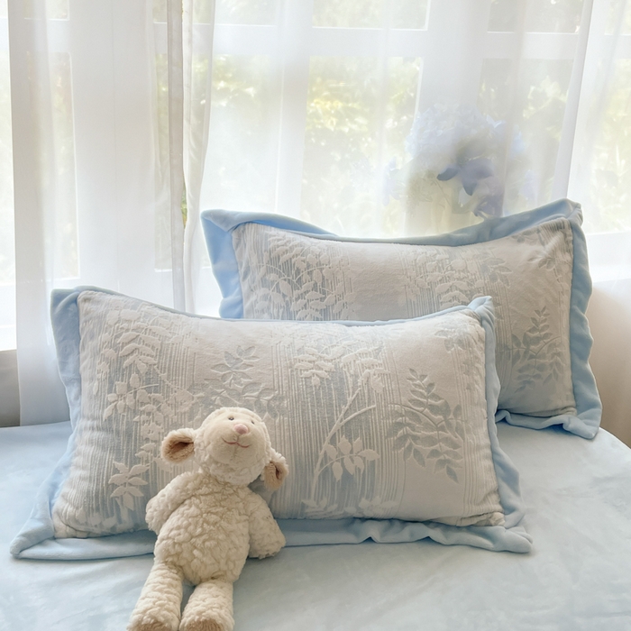 91家纺网 家纺一手货源 找家纺 言一 2025新款A类全消光超柔260G立体雕花牛奶绒加厚法式宽边四件套 花间清梦-蓝