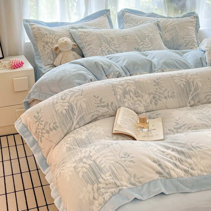 91家纺网 家纺一手货源 找家纺 言一 2025新款A类全消光超柔260G立体雕花牛奶绒加厚法式宽边四件套 花间清梦-蓝