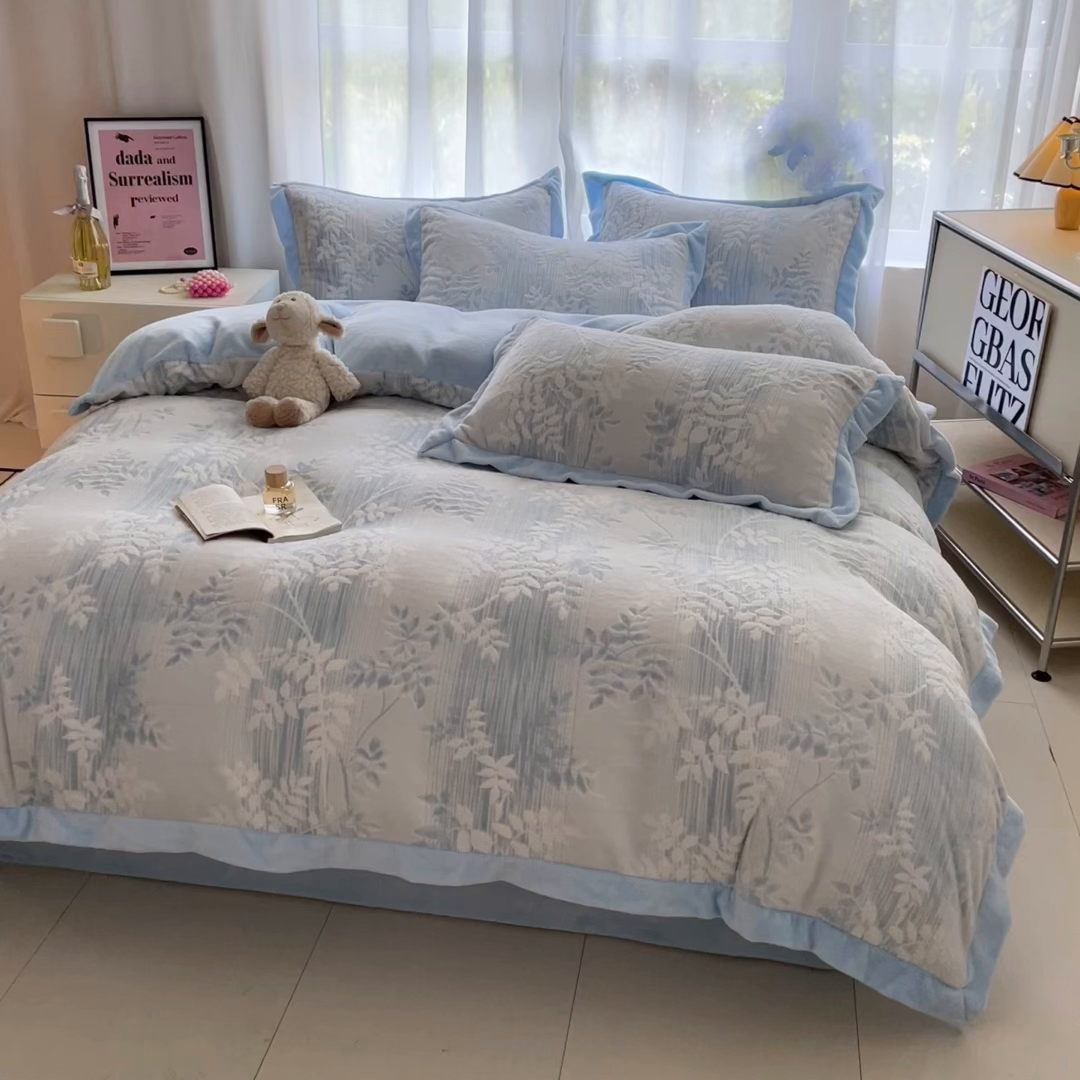 91家纺网 家纺一手货源 找家纺 言一 2025新款A类全消光超柔260G立体雕花牛奶绒加厚法式宽边四件套 花间清梦-蓝