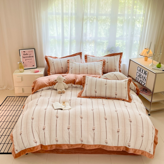 91家纺网 家纺一手货源 找家纺 言一 2025新款A类全消光超柔260G立体雕花牛奶绒加厚法式宽边四件套 玫影织梦-橘咖