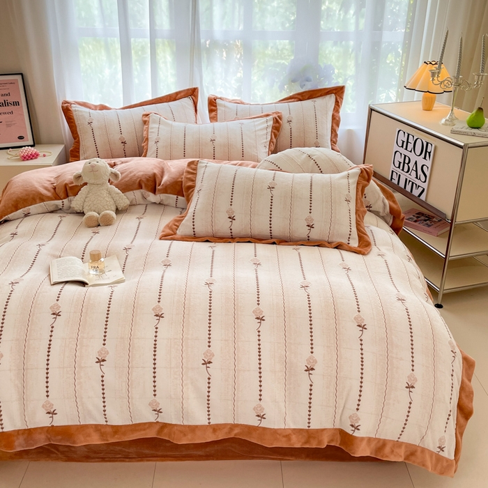 91家纺网 家纺一手货源 找家纺 言一 2025新款A类全消光超柔260G立体雕花牛奶绒加厚法式宽边四件套 玫影织梦-橘咖