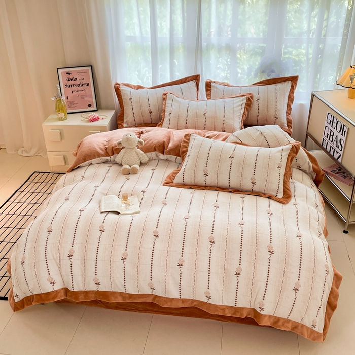 91家纺网 家纺一手货源 找家纺 言一 2025新款A类全消光超柔260G立体雕花牛奶绒加厚法式宽边四件套 玫影织梦-橘咖