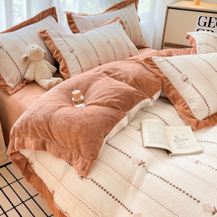 91家纺网 家纺一手货源 找家纺 言一 2025新款A类全消光超柔260G立体雕花牛奶绒加厚法式宽边四件套 玫影织梦-橘咖