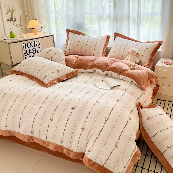 91家纺网 家纺一手货源 找家纺 言一 2025新款A类全消光超柔260G立体雕花牛奶绒加厚法式宽边四件套 玫影织梦-橘咖