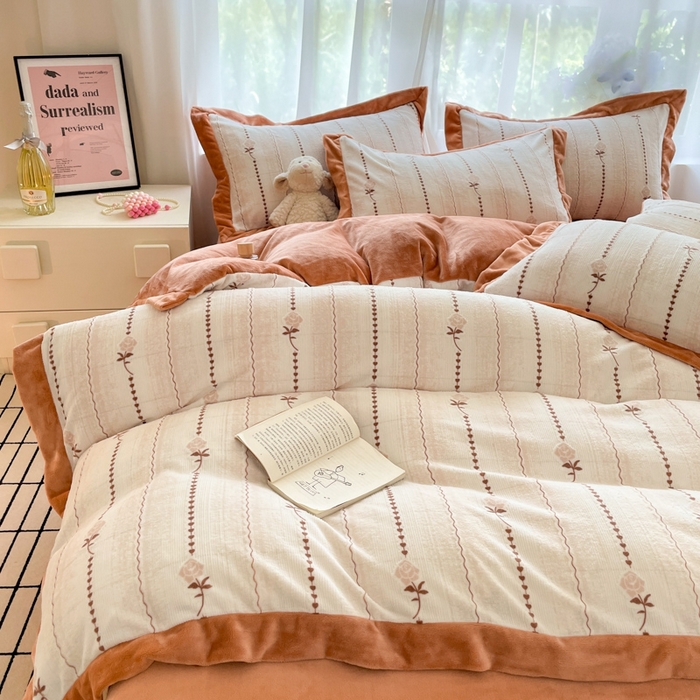 91家纺网 家纺一手货源 找家纺 言一 2025新款A类全消光超柔260G立体雕花牛奶绒加厚法式宽边四件套 玫影织梦-橘咖