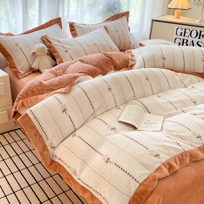 91家纺网 家纺一手货源 找家纺 言一 2025新款A类全消光超柔260G立体雕花牛奶绒加厚法式宽边四件套 玫影织梦-橘咖