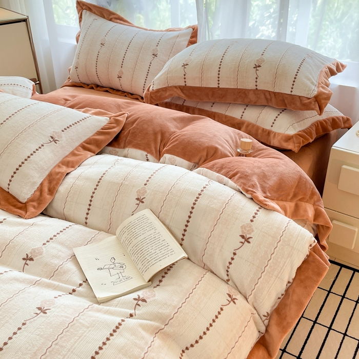 91家纺网 家纺一手货源 找家纺 言一 2025新款A类全消光超柔260G立体雕花牛奶绒加厚法式宽边四件套 玫影织梦-橘咖