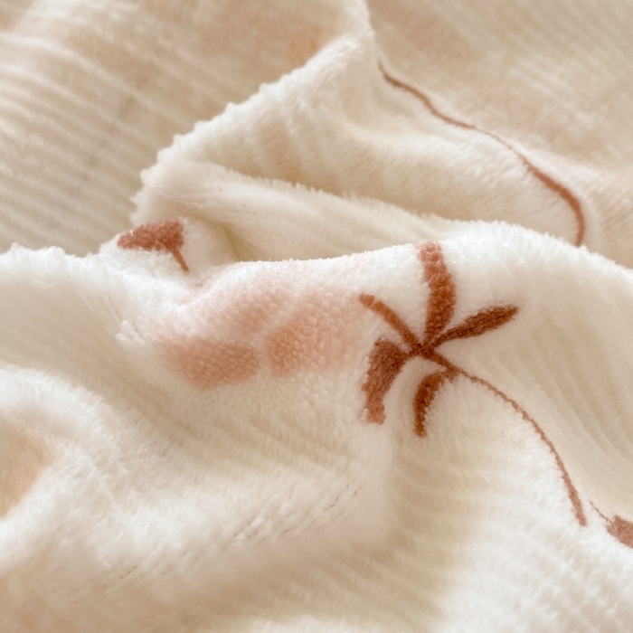 91家纺网 家纺一手货源 找家纺 言一 2025新款A类全消光超柔260G立体雕花牛奶绒加厚法式宽边四件套 玫影织梦-橘咖