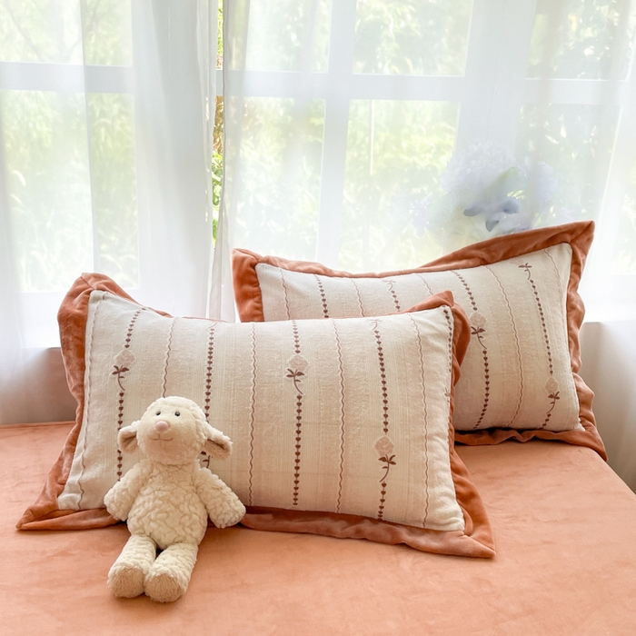 91家纺网 家纺一手货源 找家纺 言一 2025新款A类全消光超柔260G立体雕花牛奶绒加厚法式宽边四件套 玫影织梦-橘咖