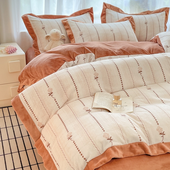 91家纺网 家纺一手货源 找家纺 言一 2025新款A类全消光超柔260G立体雕花牛奶绒加厚法式宽边四件套 玫影织梦-橘咖