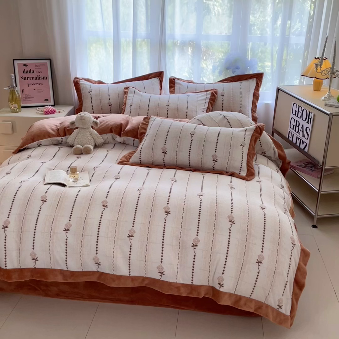 91家纺网 家纺一手货源 找家纺 言一 2025新款A类全消光超柔260G立体雕花牛奶绒加厚法式宽边四件套 玫影织梦-橘咖