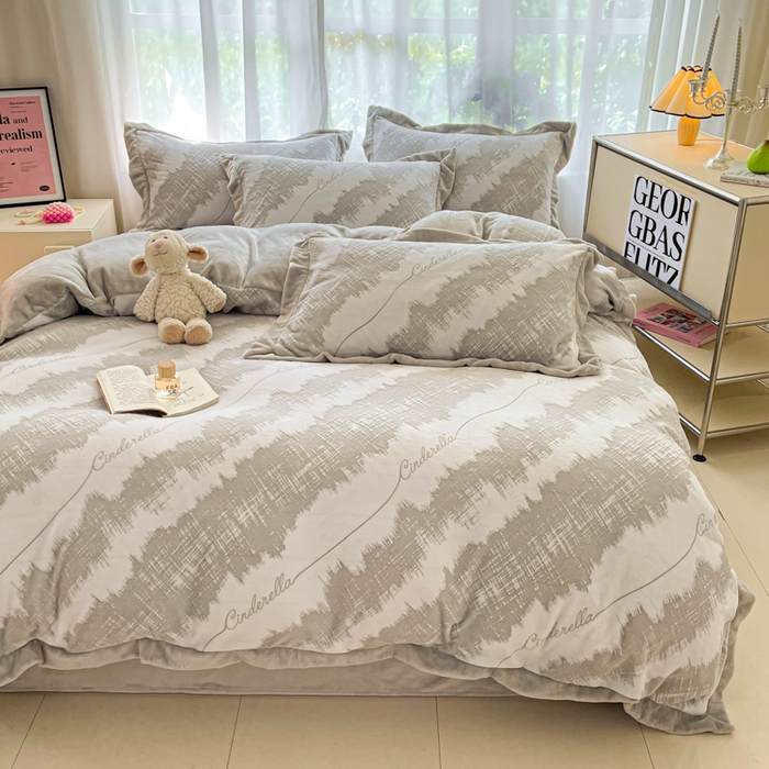 91家纺网 家纺一手货源 找家纺 言一 2025新款A类全消光超柔260G立体雕花牛奶绒加厚法式宽边四件套 时光格韵-灰