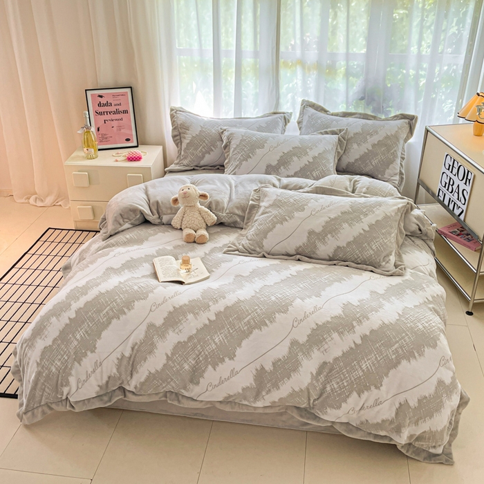 91家纺网 家纺一手货源 找家纺 言一 2025新款A类全消光超柔260G立体雕花牛奶绒加厚法式宽边四件套 时光格韵-灰