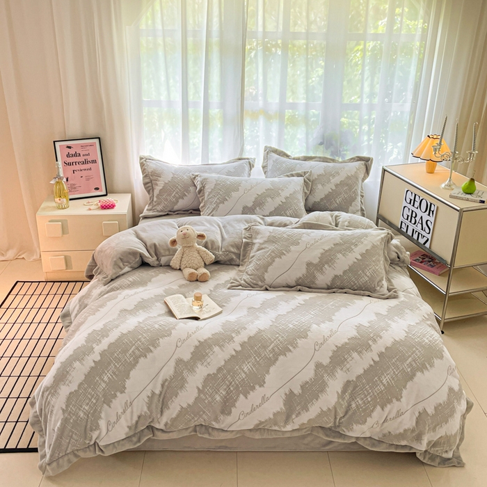 91家纺网 家纺一手货源 找家纺 言一 2025新款A类全消光超柔260G立体雕花牛奶绒加厚法式宽边四件套 时光格韵-灰