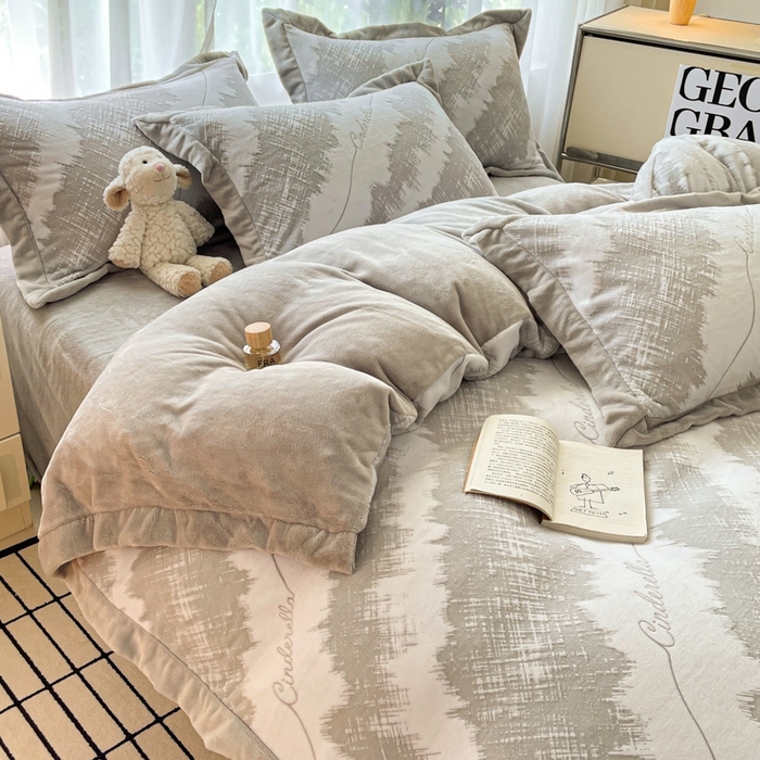 91家纺网 家纺一手货源 找家纺 言一 2025新款A类全消光超柔260G立体雕花牛奶绒加厚法式宽边四件套 时光格韵-灰