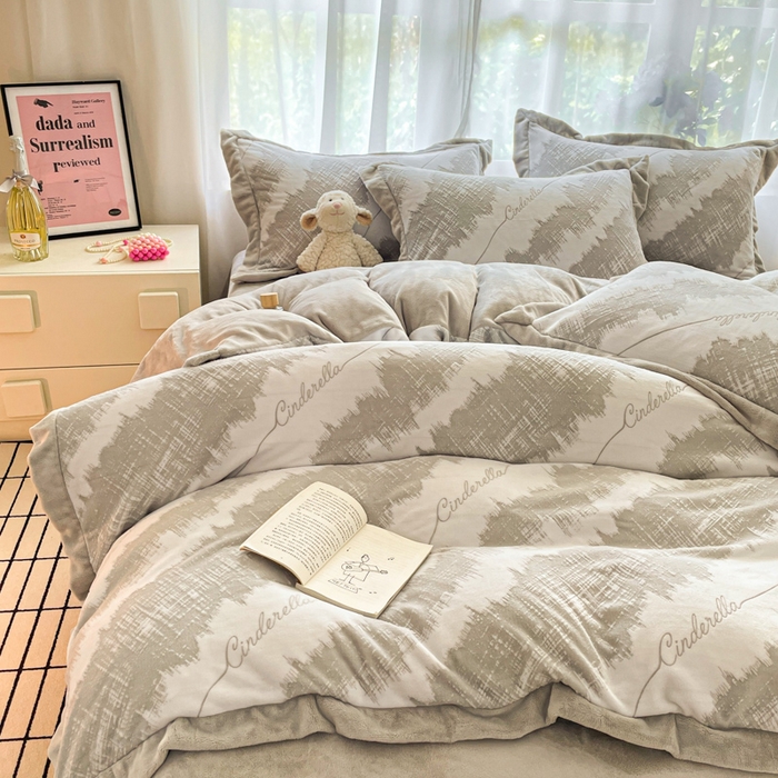 91家纺网 家纺一手货源 找家纺 言一 2025新款A类全消光超柔260G立体雕花牛奶绒加厚法式宽边四件套 时光格韵-灰