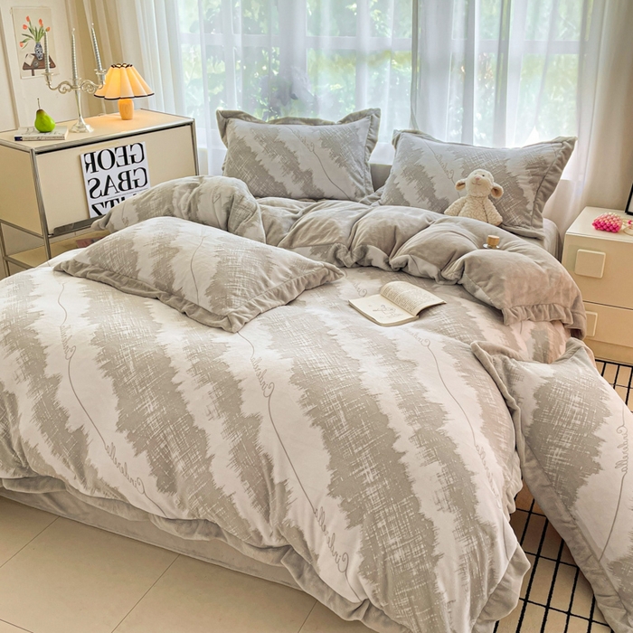 91家纺网 家纺一手货源 找家纺 言一 2025新款A类全消光超柔260G立体雕花牛奶绒加厚法式宽边四件套 时光格韵-灰