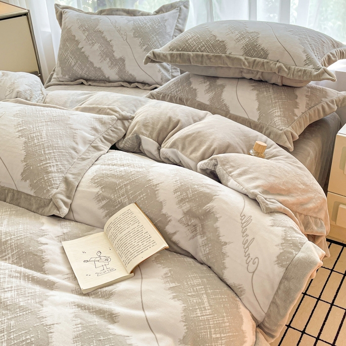 91家纺网 家纺一手货源 找家纺 言一 2025新款A类全消光超柔260G立体雕花牛奶绒加厚法式宽边四件套 时光格韵-灰