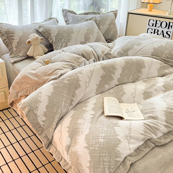 91家纺网 家纺一手货源 找家纺 言一 2025新款A类全消光超柔260G立体雕花牛奶绒加厚法式宽边四件套 时光格韵-灰