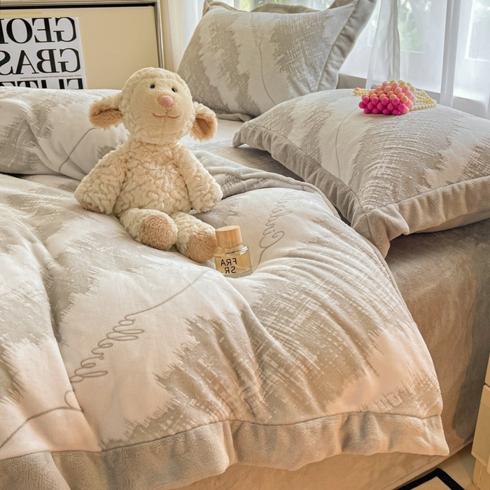 91家纺网 家纺一手货源 找家纺 言一 2025新款A类全消光超柔260G立体雕花牛奶绒加厚法式宽边四件套 时光格韵-灰