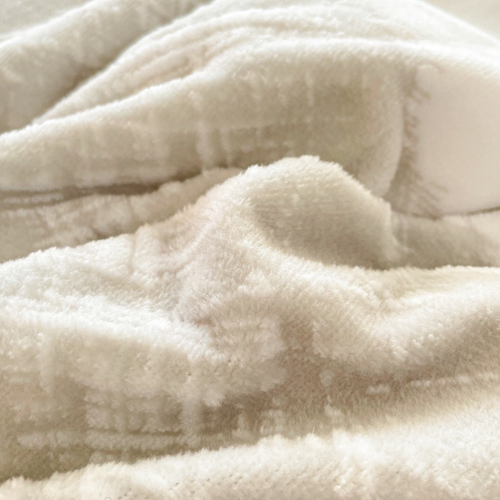 91家纺网 家纺一手货源 找家纺 言一 2025新款A类全消光超柔260G立体雕花牛奶绒加厚法式宽边四件套 时光格韵-灰