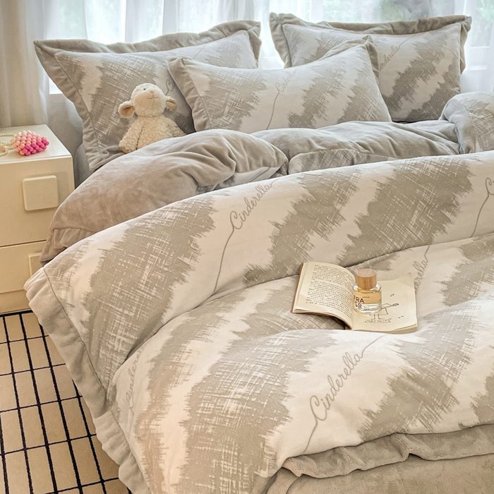 91家纺网 家纺一手货源 找家纺 言一 2025新款A类全消光超柔260G立体雕花牛奶绒加厚法式宽边四件套 时光格韵-灰